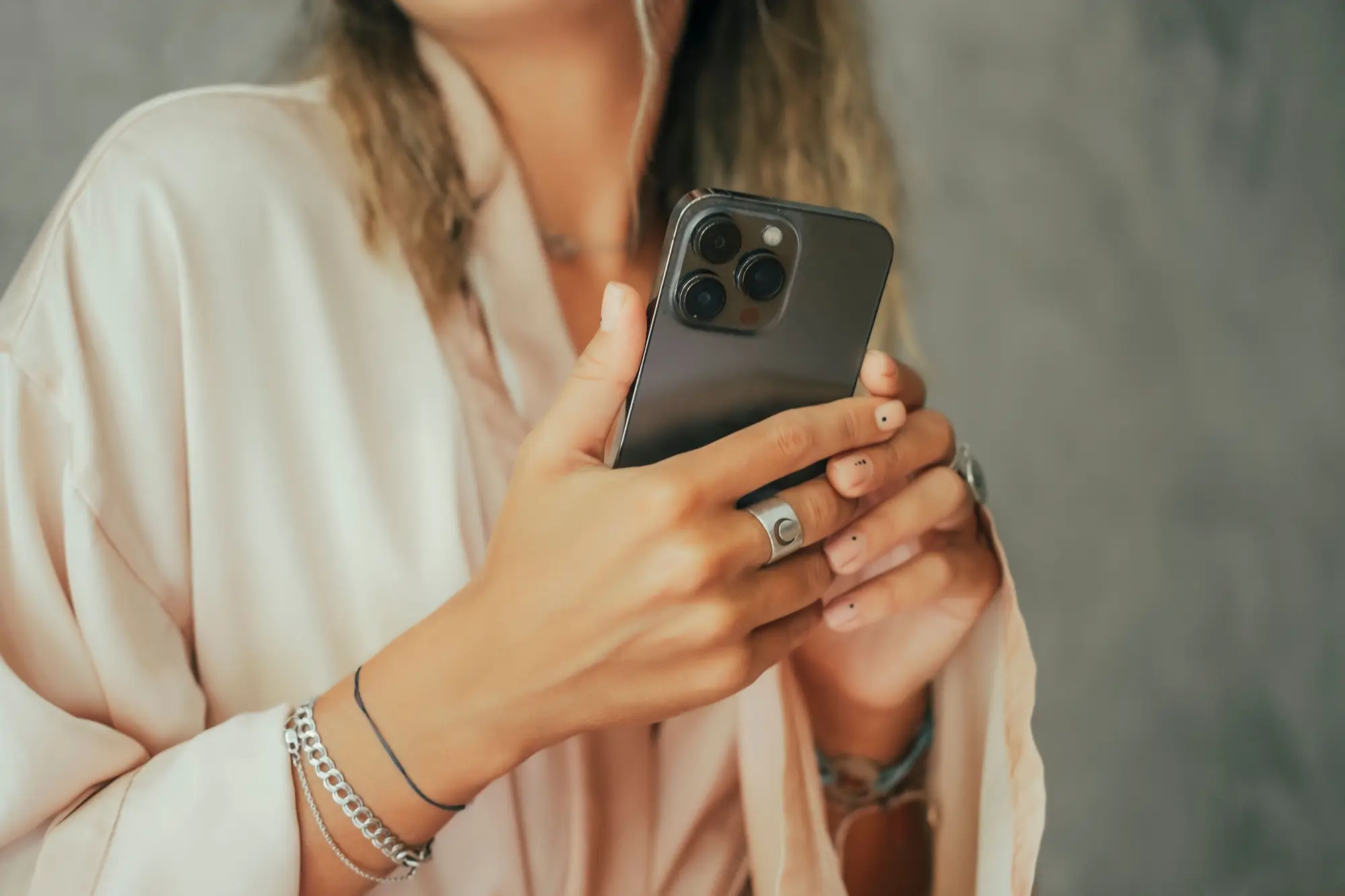 žena drží iphone