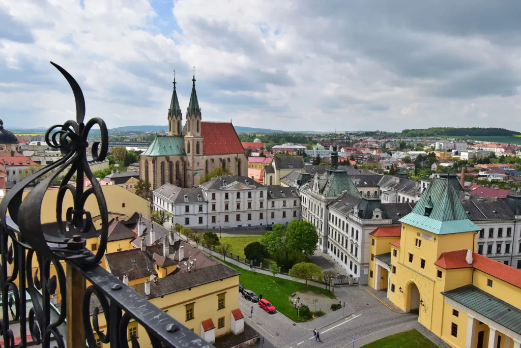 Za pozornost stojí i nedaleké město Kroměříž. 