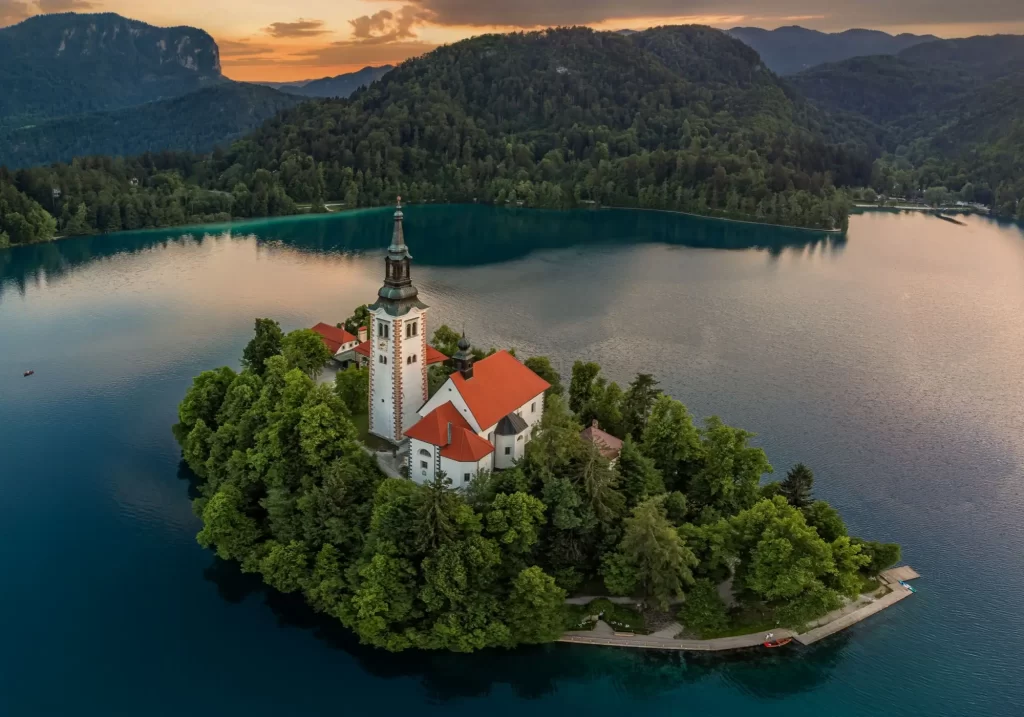 Shutterstock_2447889271 - SportDeník Jezero Bled Slovinsko