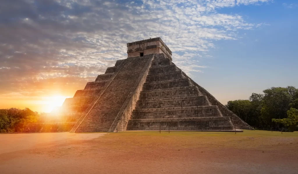 Shutterstock_2473491135 - SportDeník Mayská pyramida se zapadajícím sluncem