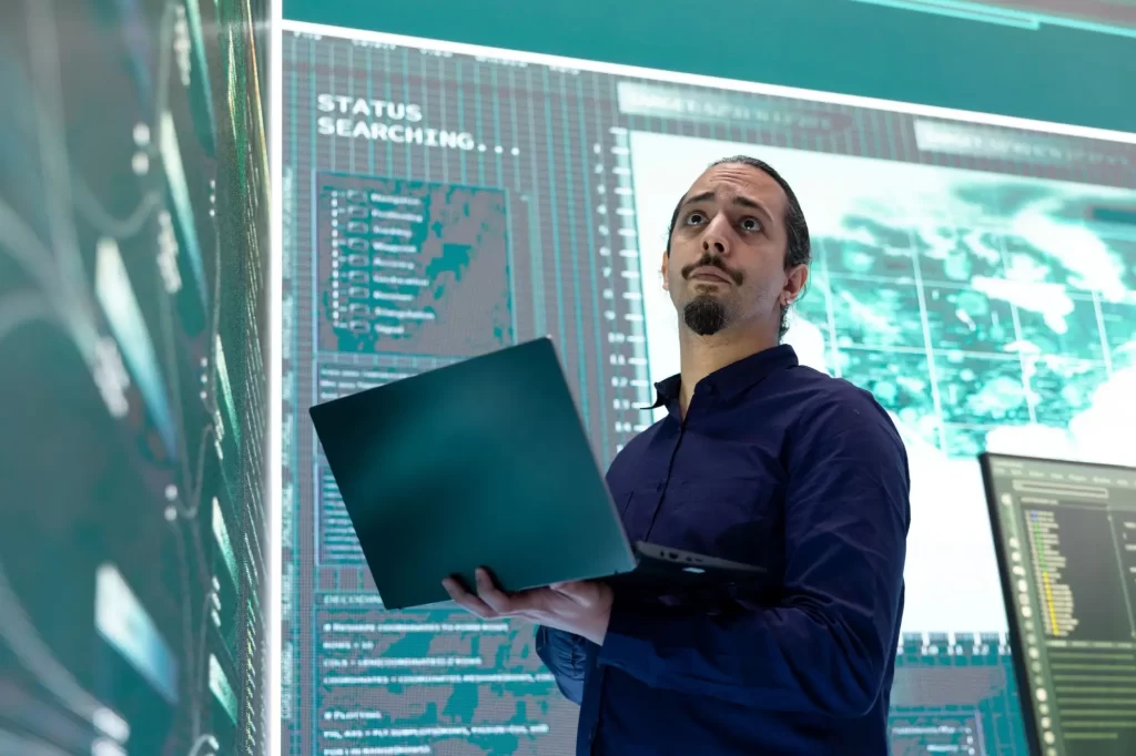 Práce s umělou inteligencí a technologiemi - SportDeník muž pracuje v IT firmě