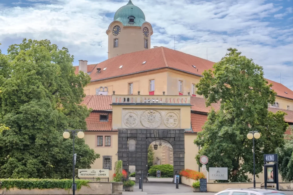 Shutterstock_2499807251 - SportDeník Dominantou města je zámek.