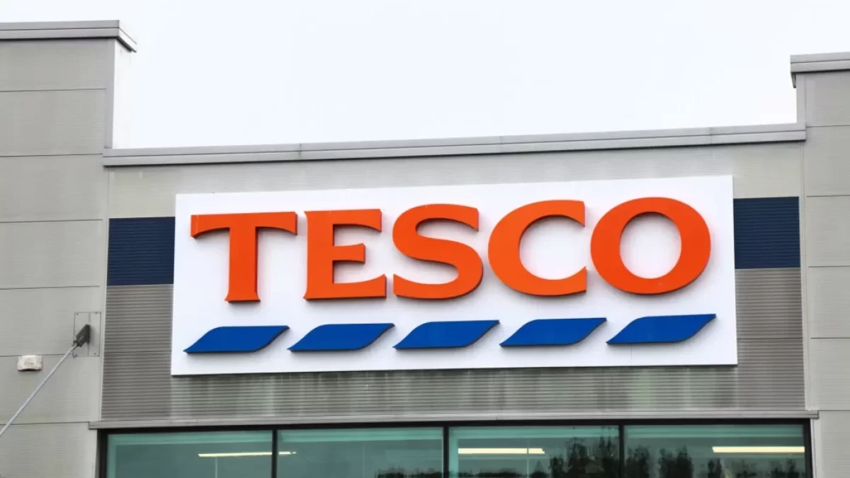 Nápis Tesco na obchodním domě