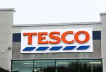 Nápis Tesco na obchodním domě