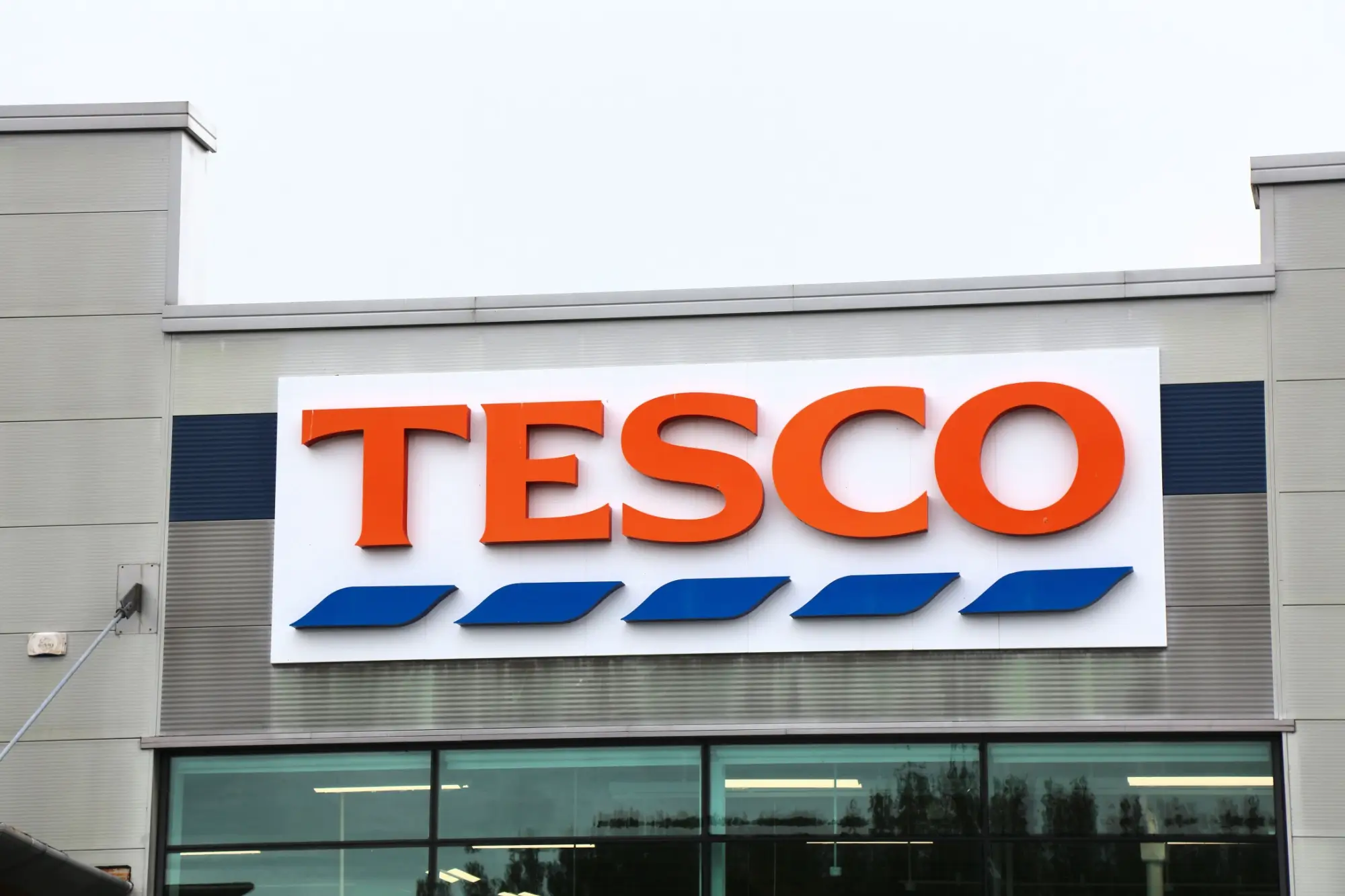 Nápis Tesco na obchodním domě