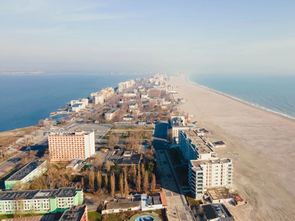 Na pobřeží stále najdete pozůstatky socialismu v podobě panelových domů, respektive hotelů, FOTO: Shutterstock - SportDeník letovisko Mamaia