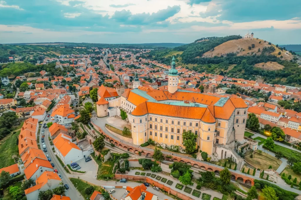 V Česku je spousta zámků. Jeden je třeba i v Mikulově, FOTO: Shutterstock - SportDeník zámek Mikulov