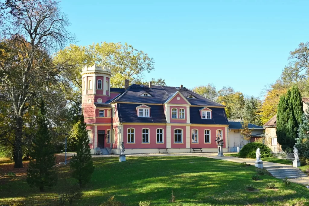 V parku se nachází i spousta historických budov jako třeba tento zajímavý zámek.