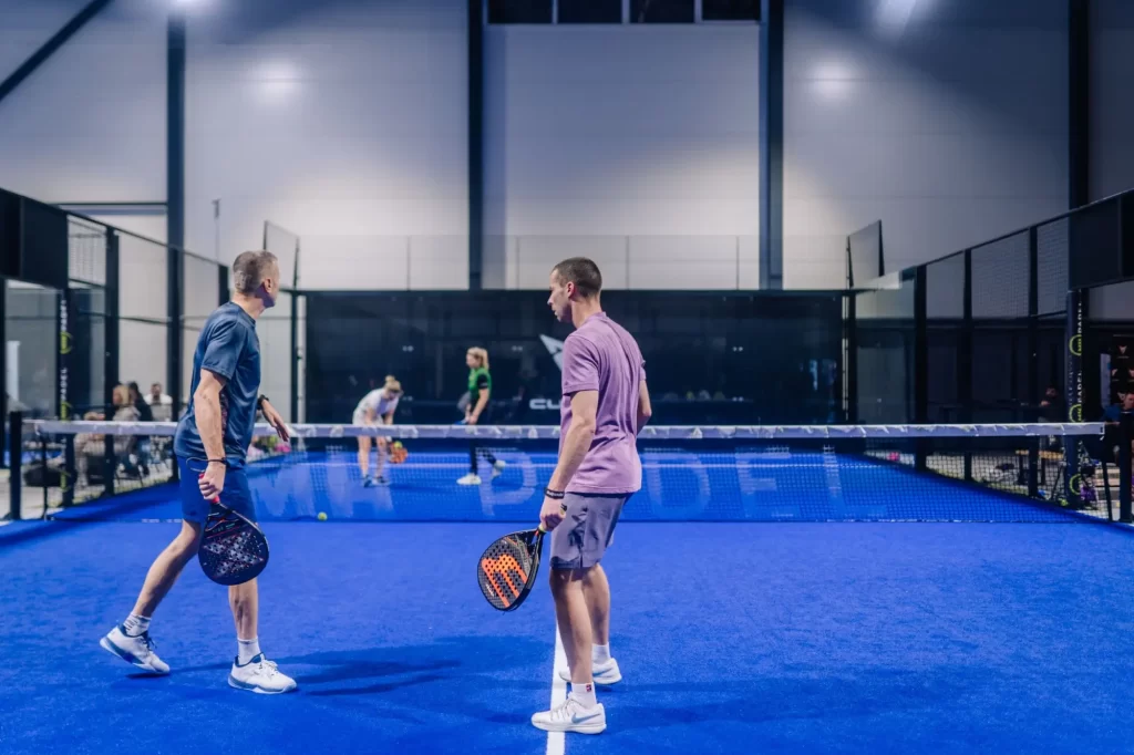 Shutterstock_2559127369 - SportDeník Padel je zábavná i společenská hra.