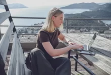 Žena pracuje u moře na notebooku