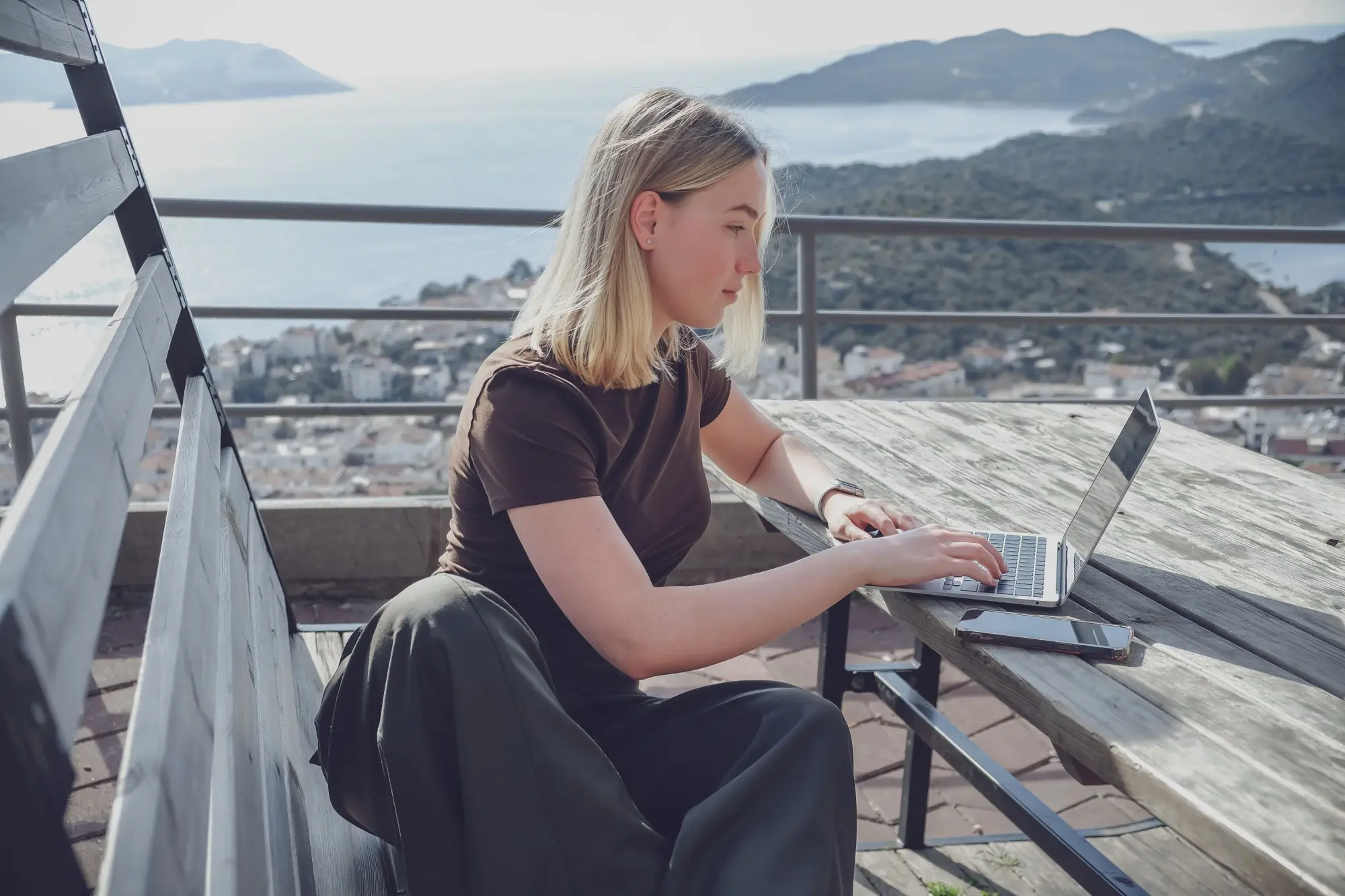 Žena pracuje u moře na notebooku