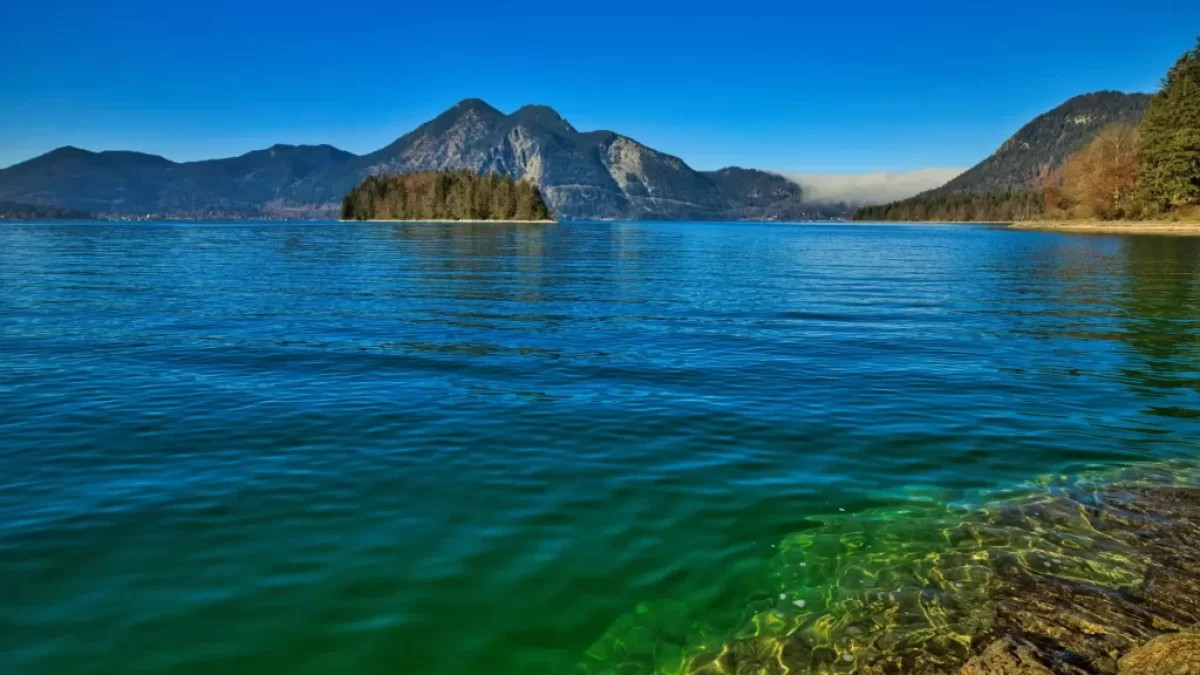 Pohled na Walchensee z pobřeží