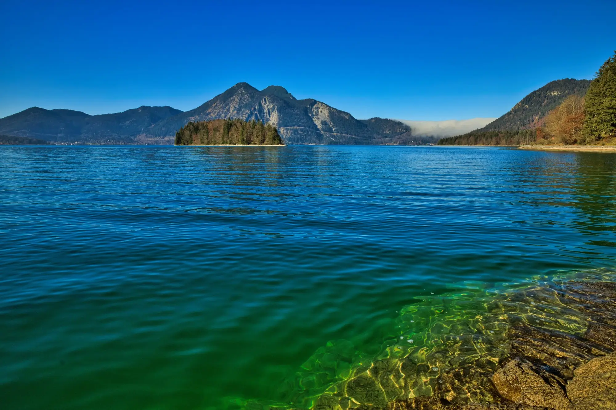 Pohled na Walchensee z pobřeží