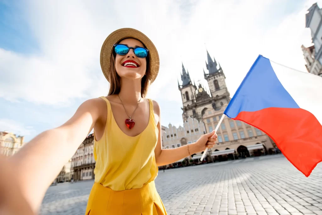 Shutterstock_506733730 - SportDeník Selfie mladé ženy držící českou vlajku