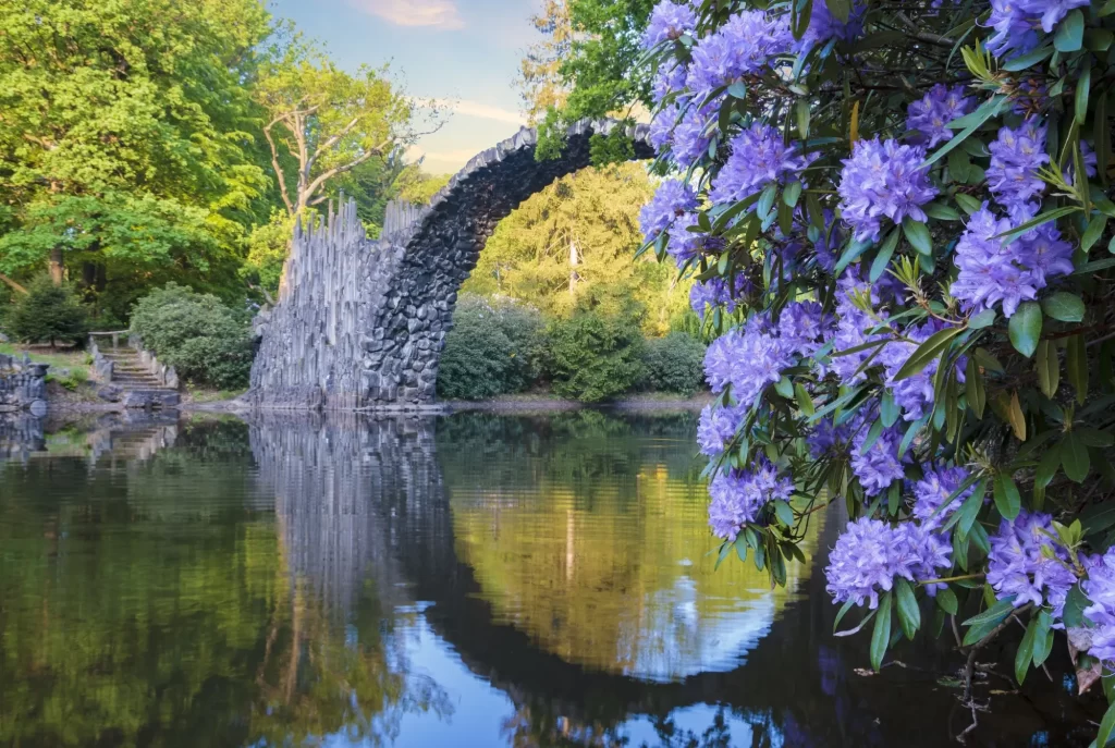 Krásný a známý most Rakotzbrücke.