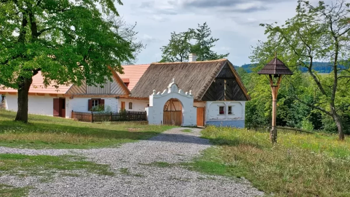 Pohled na Muzeum lidového stavitelství v Kouřimi poblíž Kolína