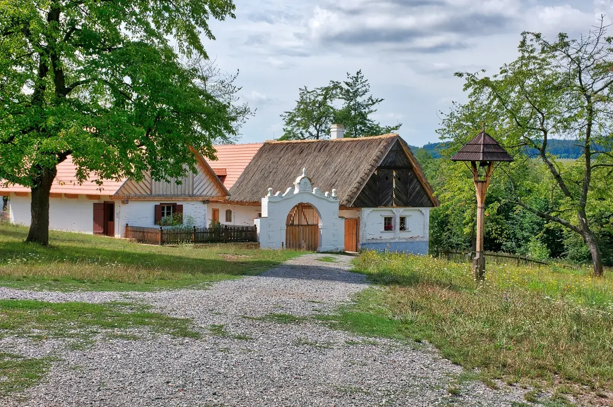 Pohled na Muzeum lidového stavitelství v Kouřimi poblíž Kolína