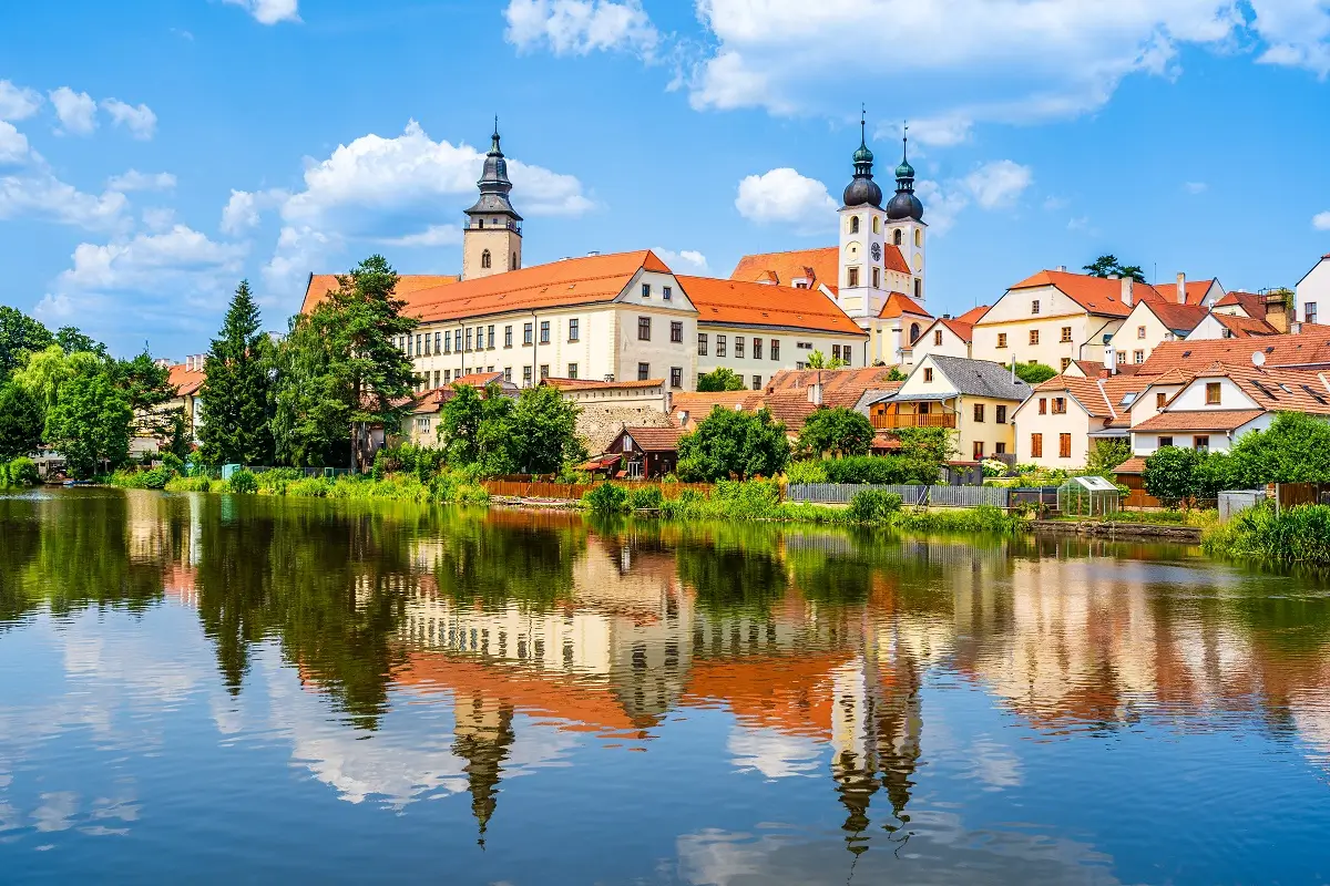 Telč 1 - SportDeník Pohled na renesanční zámek v Telči směrem od tamního rybníka