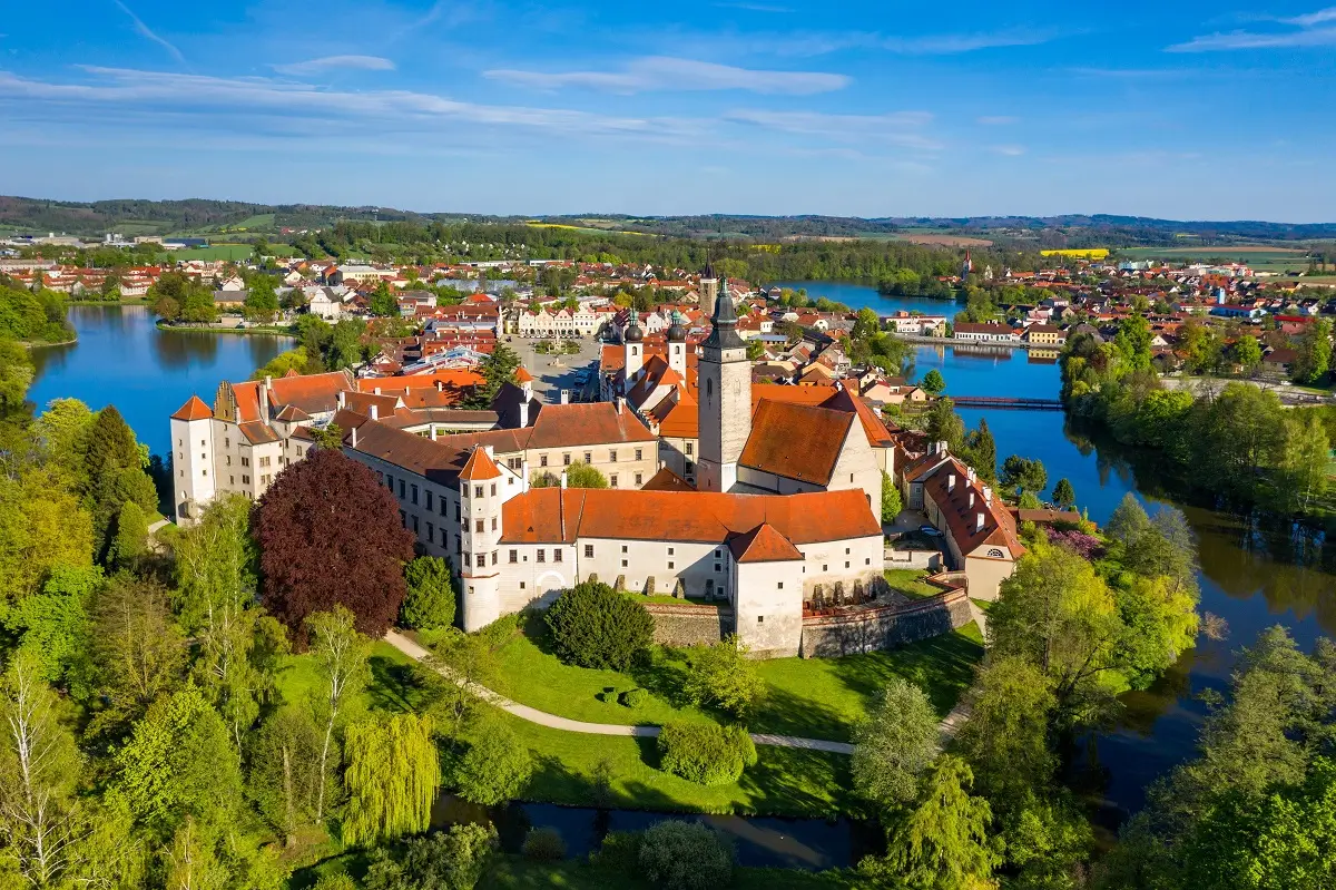 Telč 2 - SportDeník Pohled na centrum historické Telče z dronu