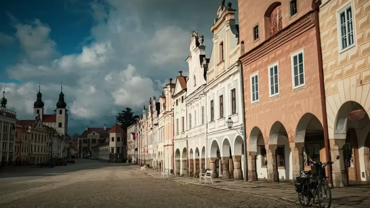 Pohled na náměstí Zachariáše z Hradce s řadou renesančních domů s průčelími