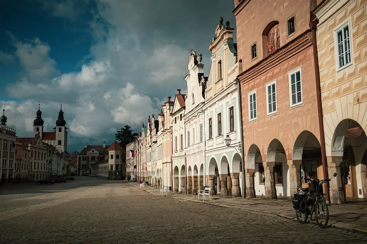 Pohled na náměstí Zachariáše z Hradce s řadou renesančních domů s průčelími
