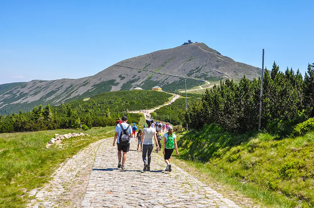 turisté jdou na Sněžku
