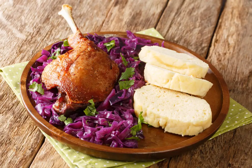 shutterstock_1858869967 - SportDeník pečená kachna s knedlíkem