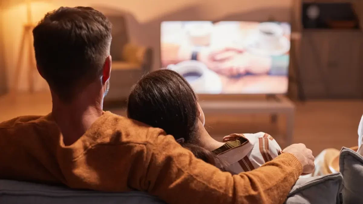 Muž a žena u televize