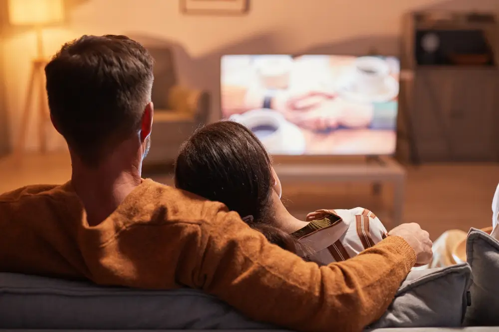 Muž a žena u televize