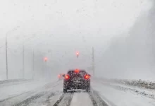 Auto jede po zasněžené silnici