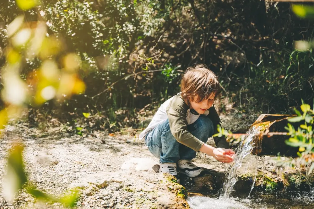 shutterstock_2159701923 - SportDeník dítě pije ze studánky