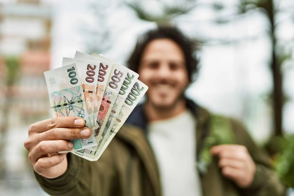 shutterstock_2162107115_optimized - SportDeník muž s bankovkami