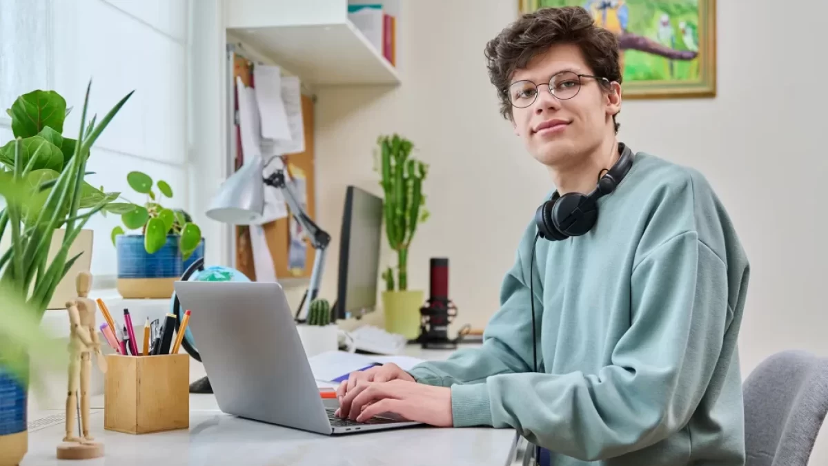 Teenager u počítače