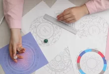 žena kreslí horoskop