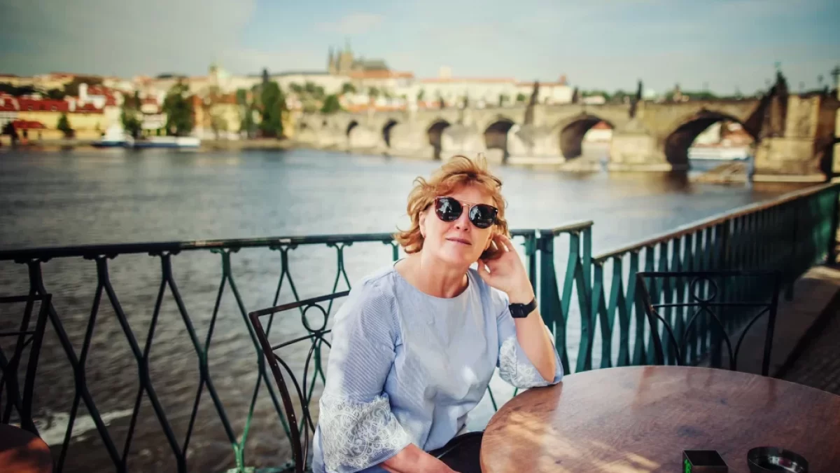 žena sedí u stolu