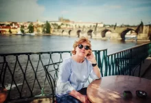 žena sedí u stolu