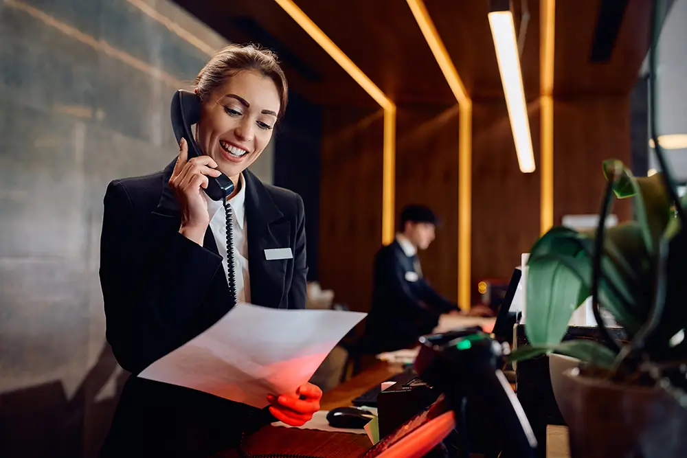 recepční telefonu vyřizuje objednávku