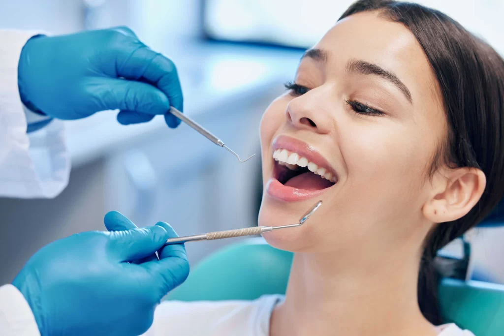 žena na dentální hygieně