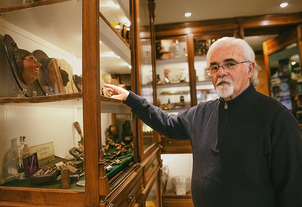 Kromě nádobí můžete mít ve sklepě i jiné vzácné artefakty. - SportDeník starožitník před vitrínkou