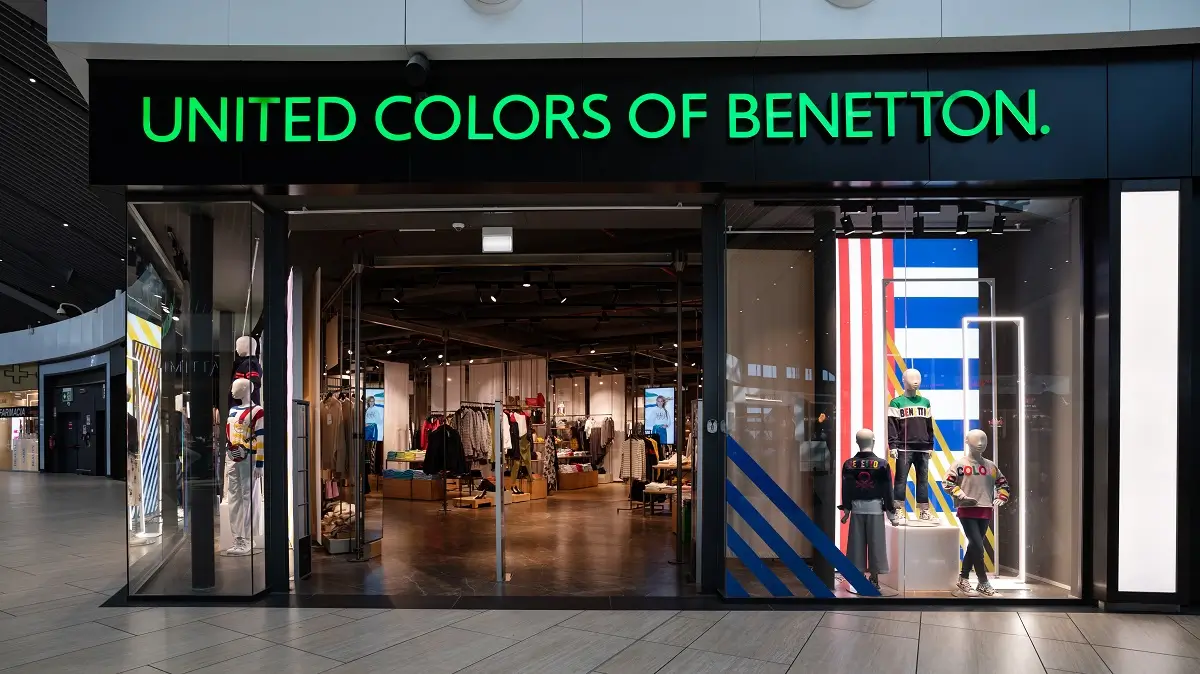 Pohled na vstup do jedné ze zahraničních prodejen italské firmy Benetton