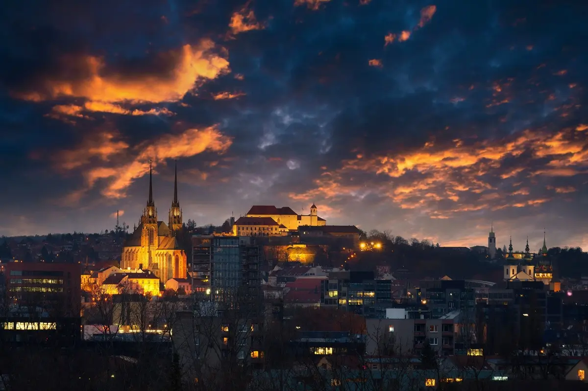 Brno 1 - SportDeník Pohled na překrásné panorama nočního Brna s hradem Špilberk