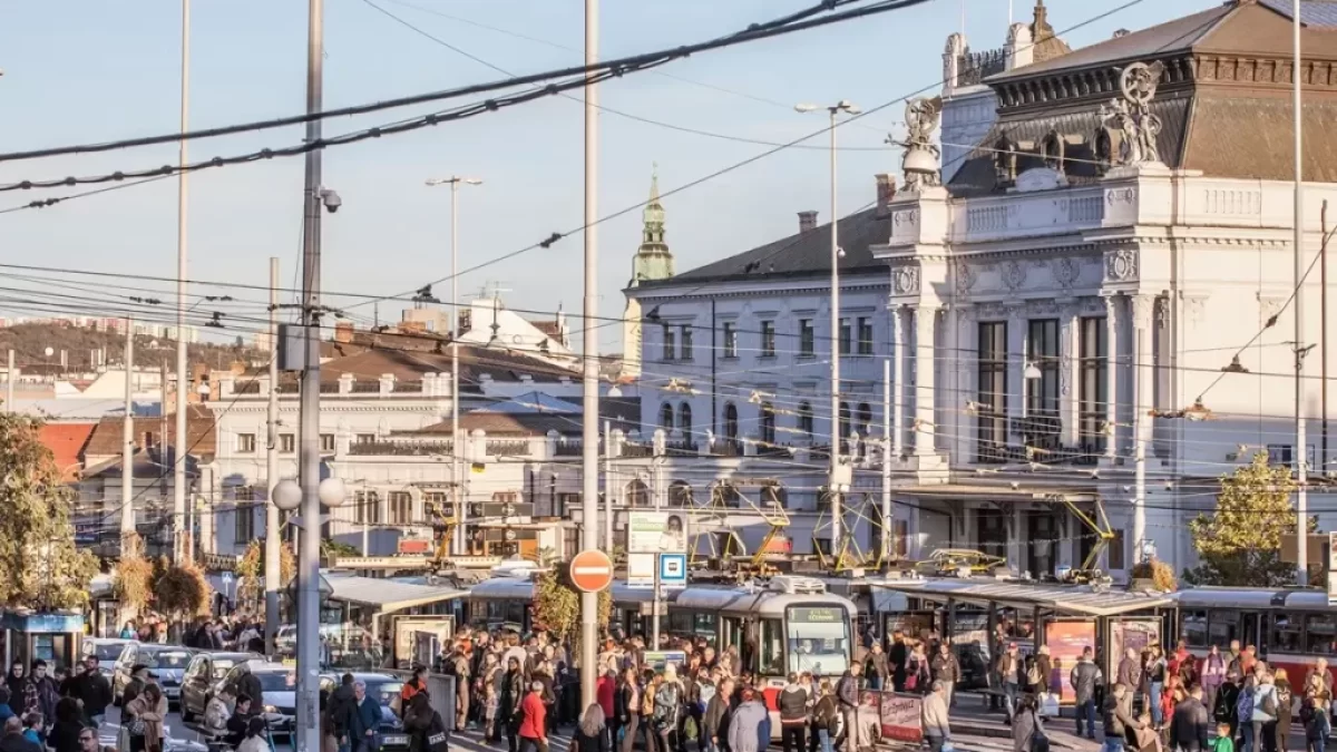 Brněnské hlavní nádraží a jeho okolí v jedné ze špiček