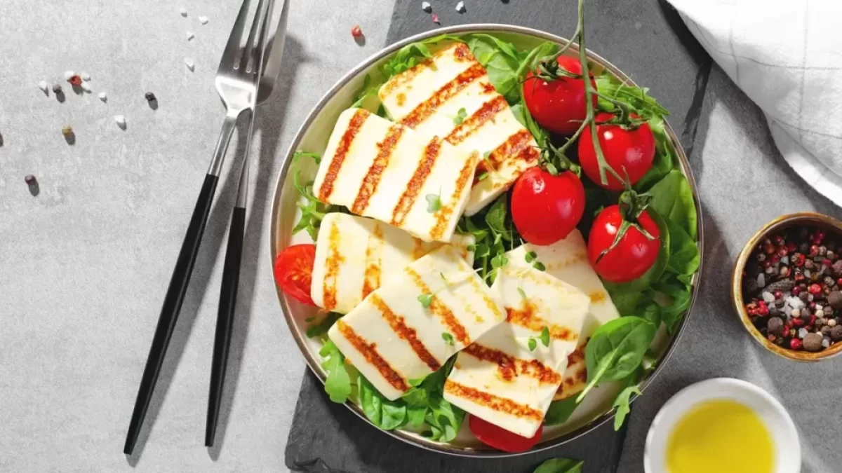 Grilovaný sýr halloumi na talíři se zeleninou