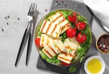 Grilovaný sýr halloumi na talíři se zeleninou