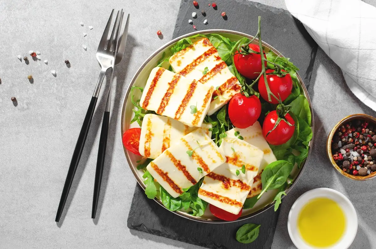 Grilovaný sýr halloumi na talíři se zeleninou