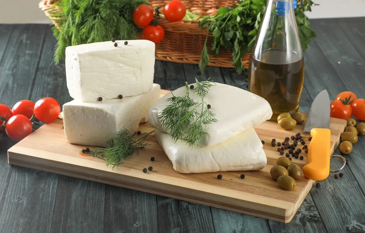 Halloumi 2 - SportDeník Nakrájený čerstvý sýr halloumi s olivovým olejem