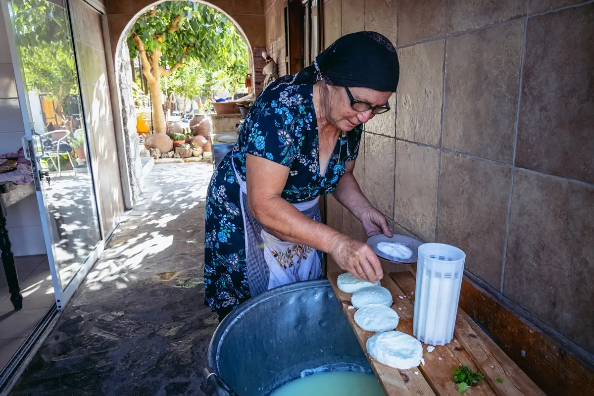 Halloumi 3 - SportDeník Žena ze Středomoří při tradiční výrobě sýra halloumi