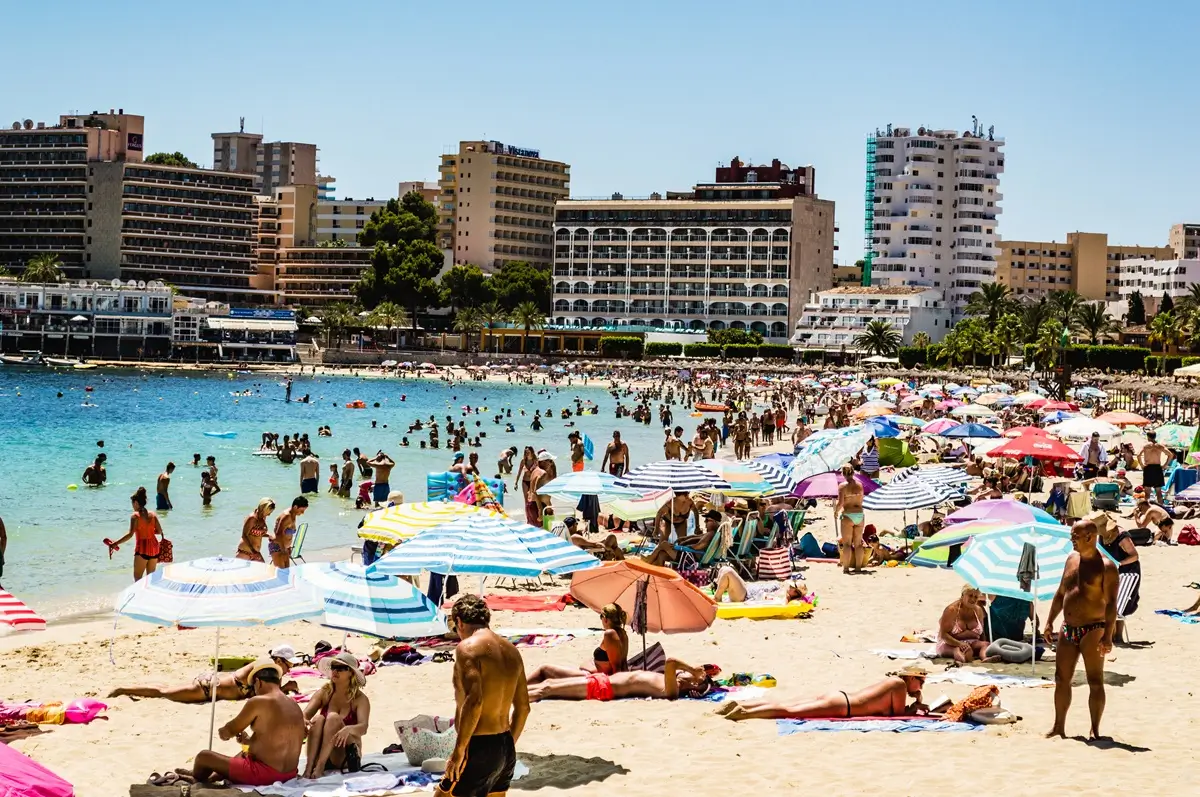 Palma 4 - SportDeník Jedna z pláží plná turistů v letovisku Palma de Mallorca