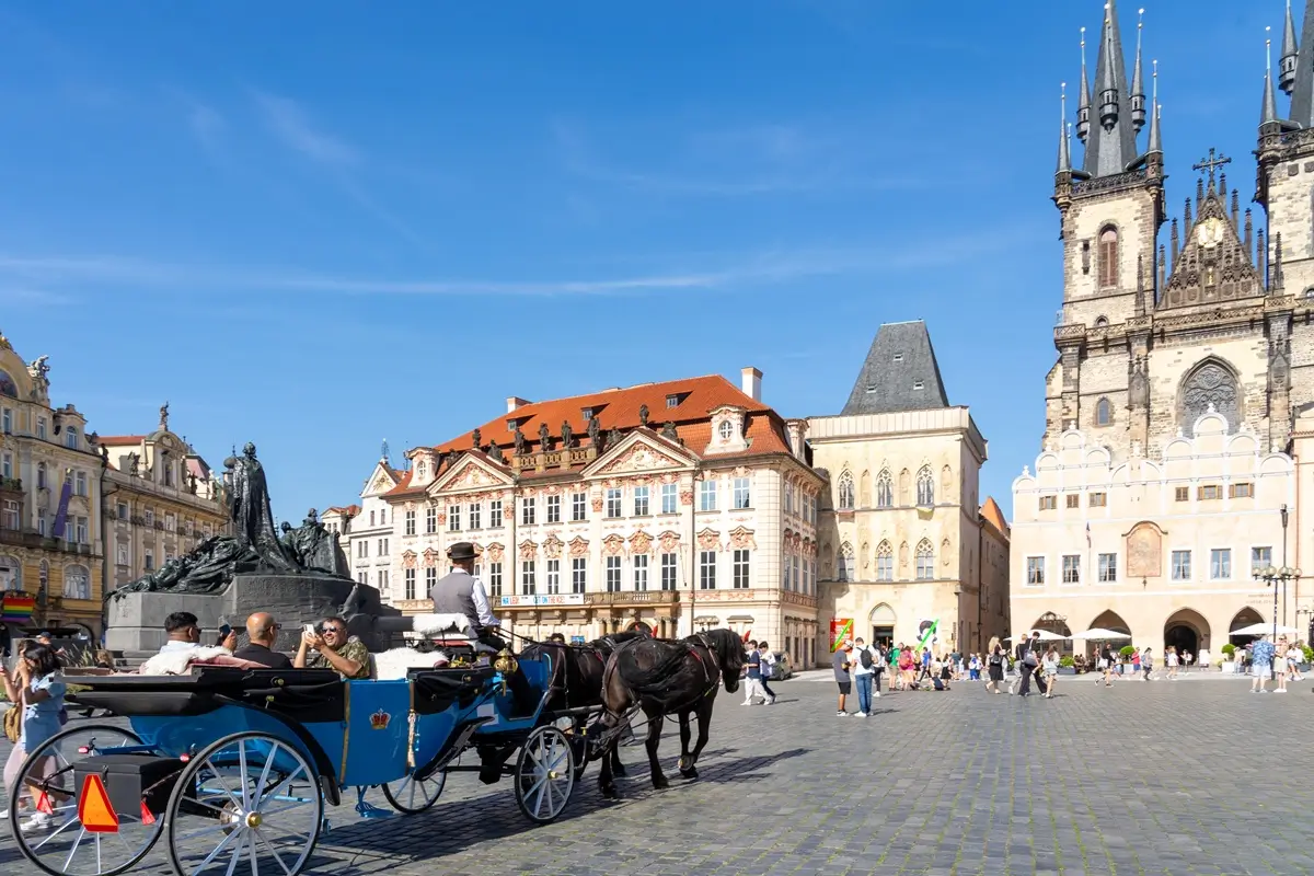 Praha 3 - SportDeník Kočár tažený koňmi na jednom z Pražských náměstí