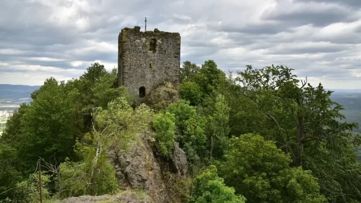 Zřícenina hradu Ralsko u Mimoně pohled na jednu z věží